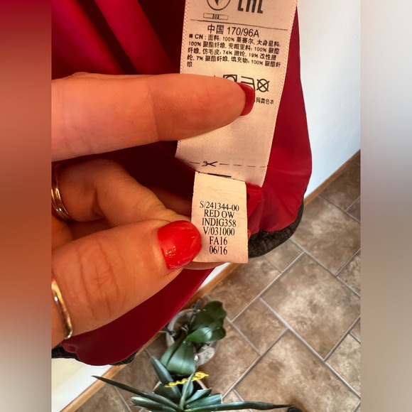 Gap x (RED) fur-trim puffer vest - Picture 8 of 13